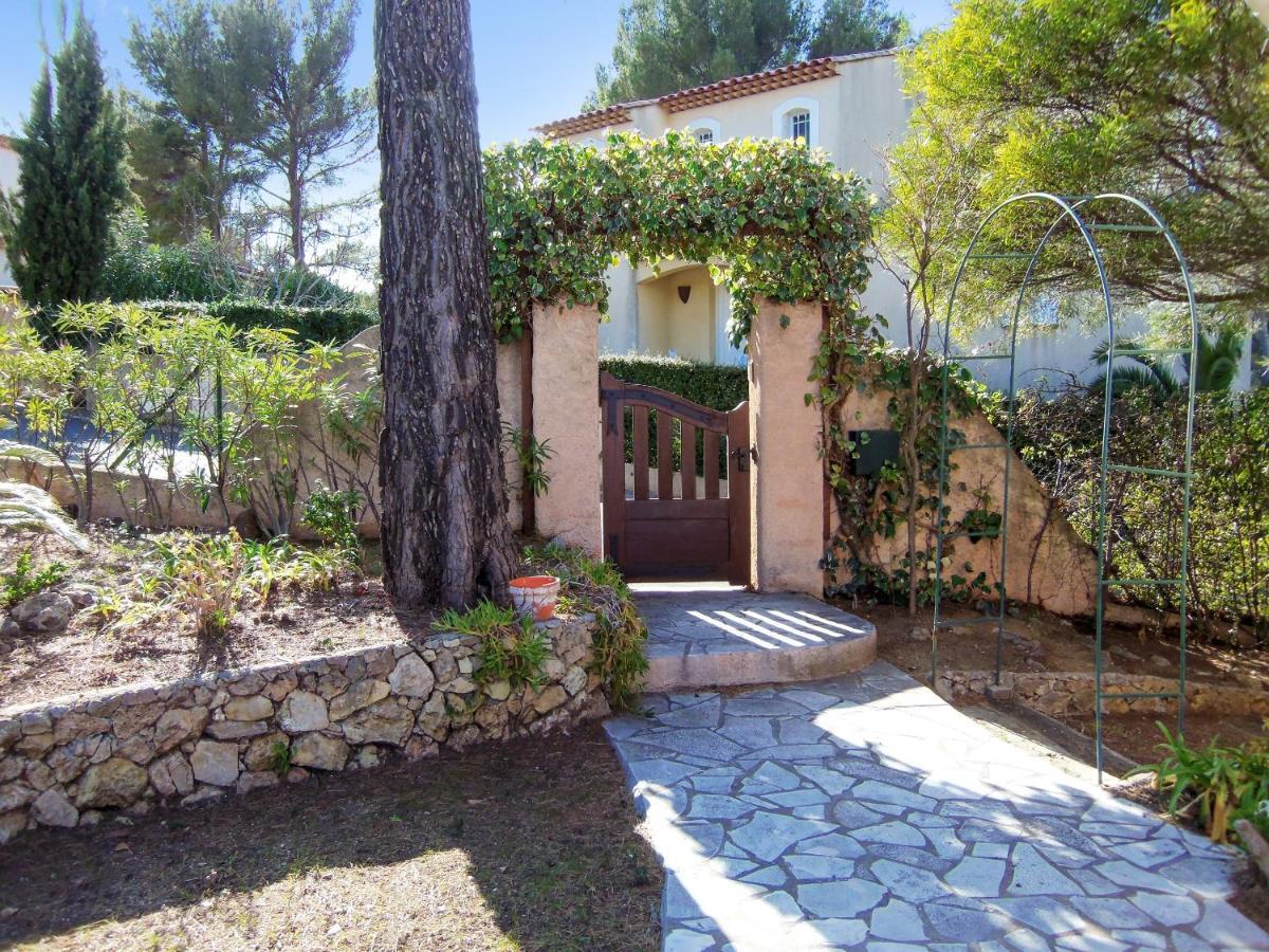 Villa Avec Piscine A Saint-Raphael Et Vue Sur La Montagne Exterior foto